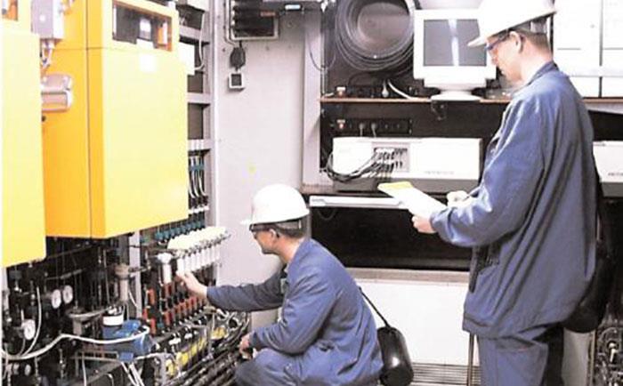 儀表工在現(xiàn)場進(jìn)行儀表維修-http://www.rjxysw.com/tech/1194.html