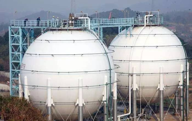 儀表工在進行罐頂儀表巡檢