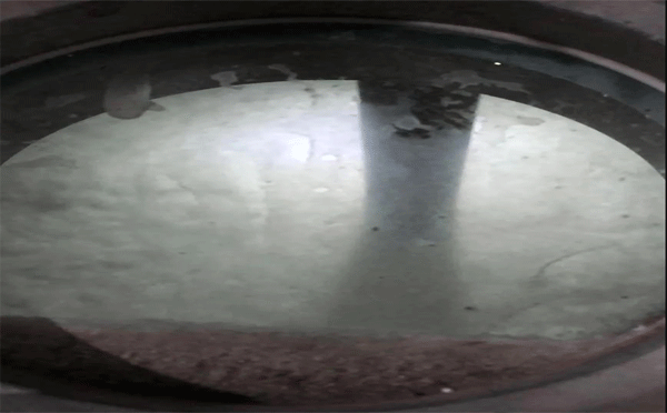 反應(yīng)釜內(nèi)大量蒸汽和泡沫