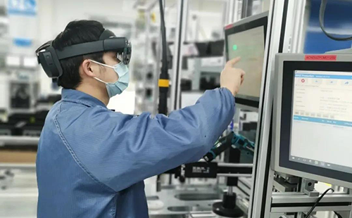 蘇州生產廠技術人員佩戴HoloLens 2 調試