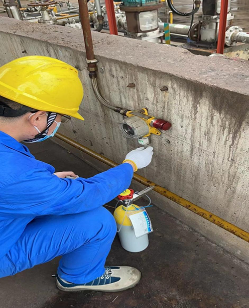 檢定人員現(xiàn)場檢定氣體報警器