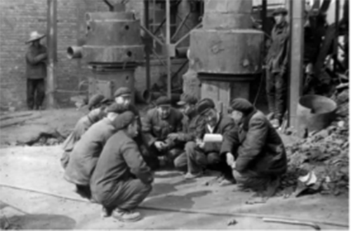 李幕愚與技術工人現(xiàn)場討論